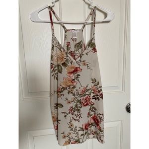 ✨NEW LISTING✨ Floral top